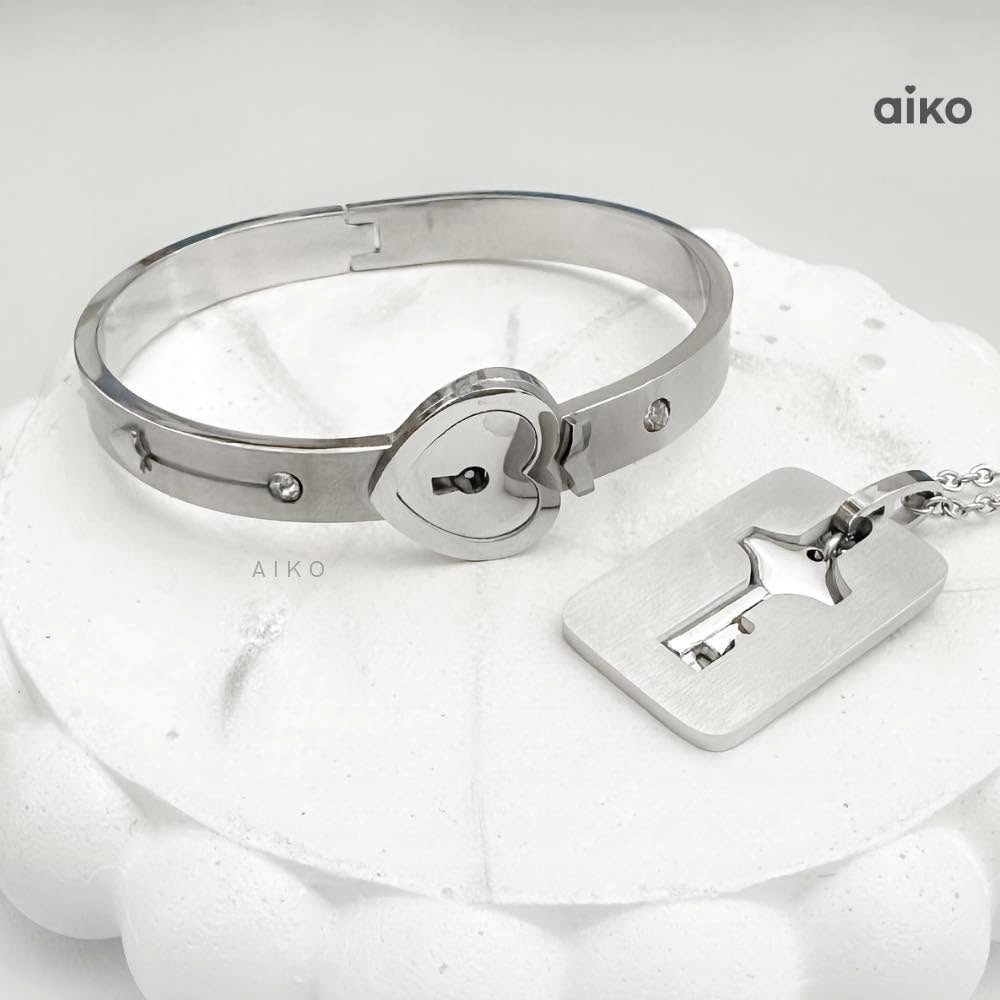 Pulsera y collar sobre superficie blanca