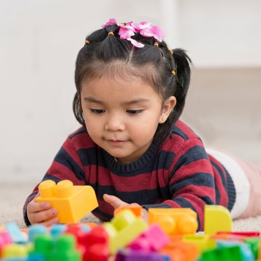 Juguetes de colores en una estantería infantil