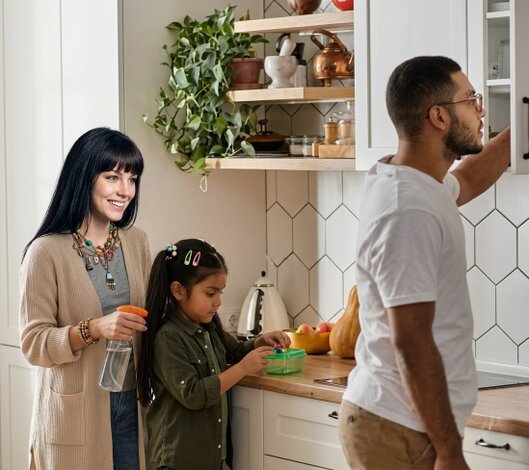 Artículos de cocina como ollas y utensilios sobre una encimera