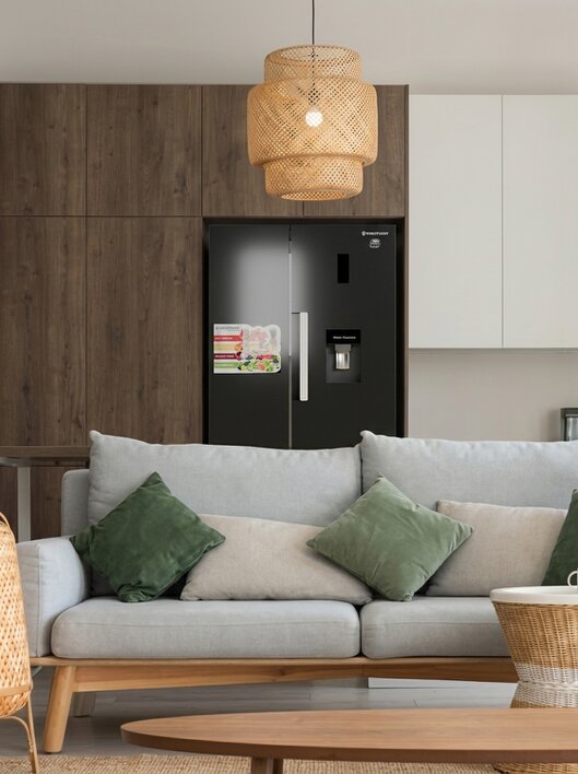 Decoración para el hogar con cojines y lámparas en una sala